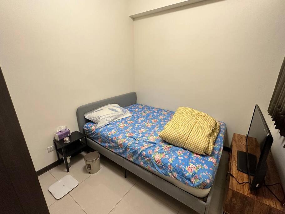 MingHOW'S House 清水海線溫馨客房有雙人床位、電視、冷氣、獨立衣櫃