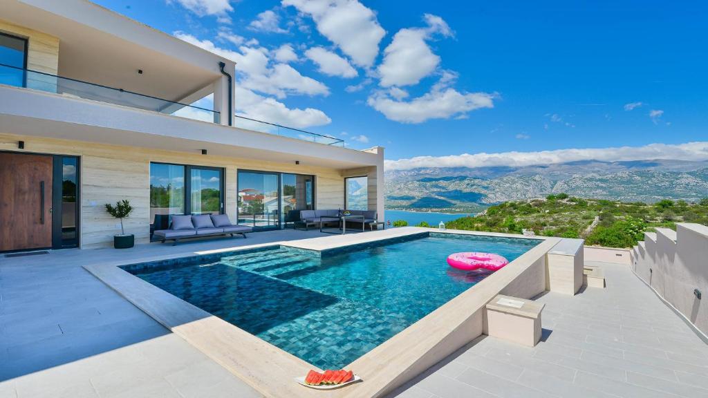 Villa Zariva with pool and panoramic mountain and