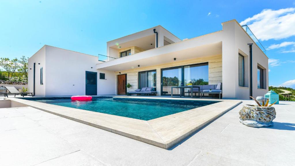 Villa Zariva with pool and panoramic mountain and photo 1