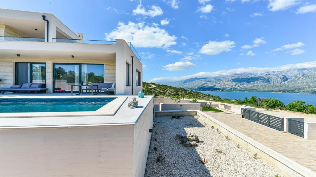 Villa Zariva with pool and panoramic mountain and photo 2