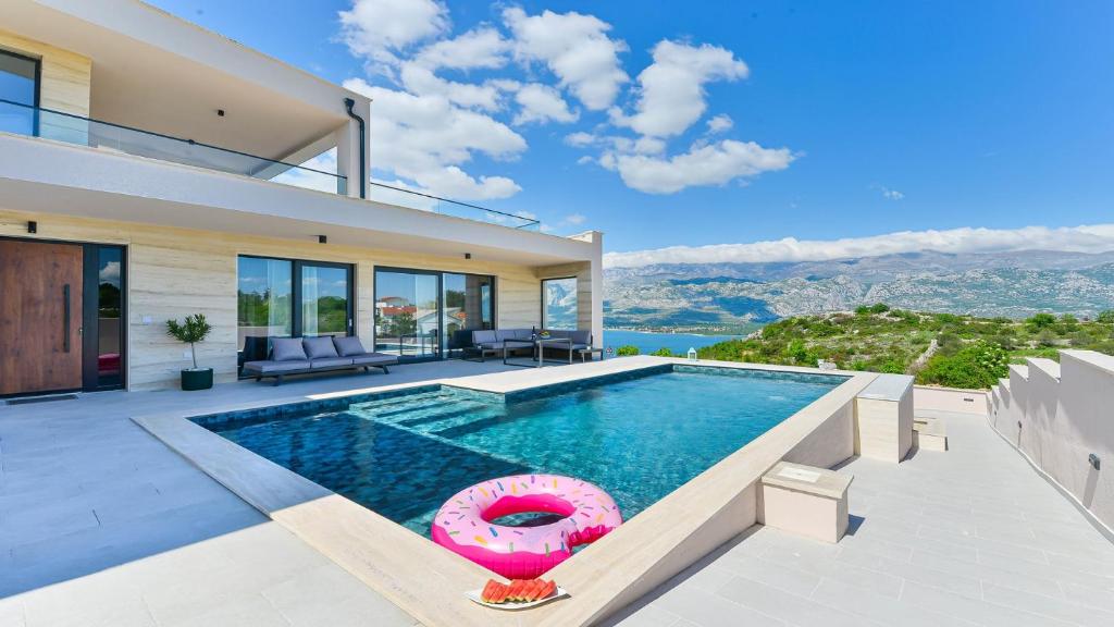 Villa Zariva with pool and panoramic mountain and photo 4