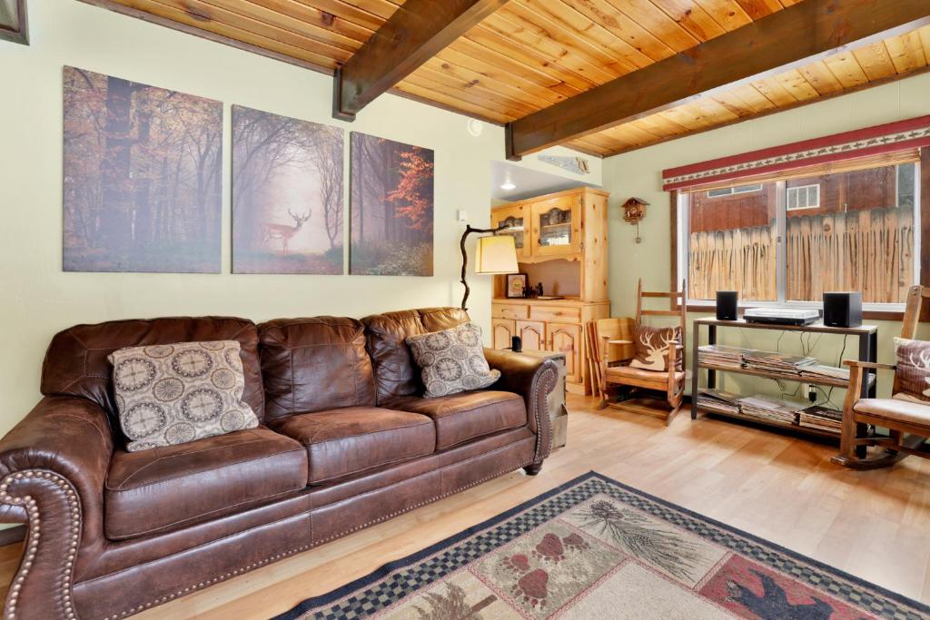 Crazy Bear Cabin- Cozy Modern Sugarloaf Cottage- Smart TVs- Fireplace- BBQ- Pets