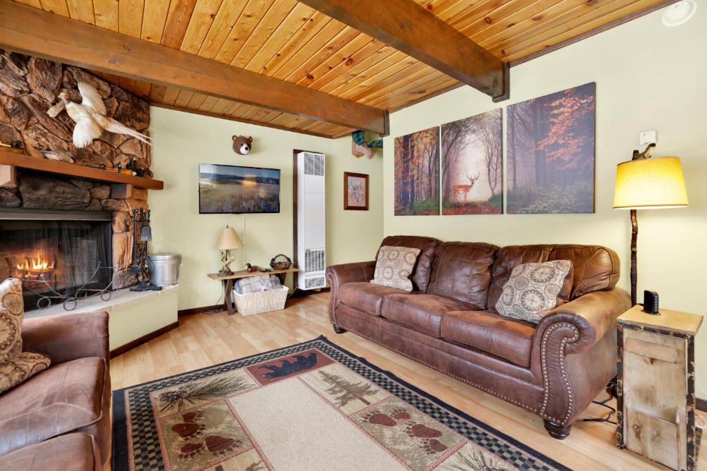 Crazy Bear Cabin- Cozy Modern Sugarloaf Cottage- Smart TVs- Fireplace- BBQ- Pets photo 1