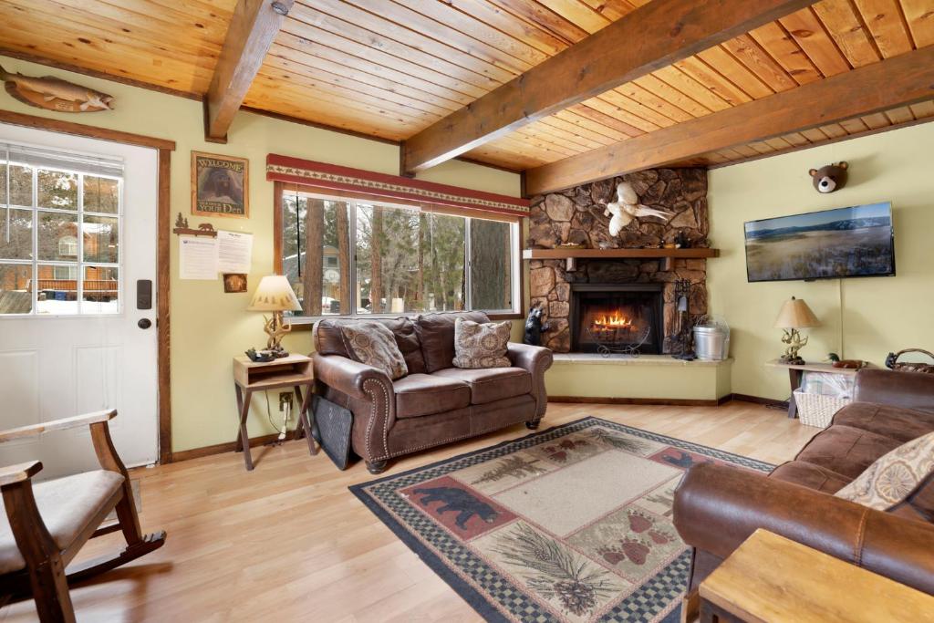 Crazy Bear Cabin- Cozy Modern Sugarloaf Cottage- Smart TVs- Fireplace- BBQ- Pets photo 2