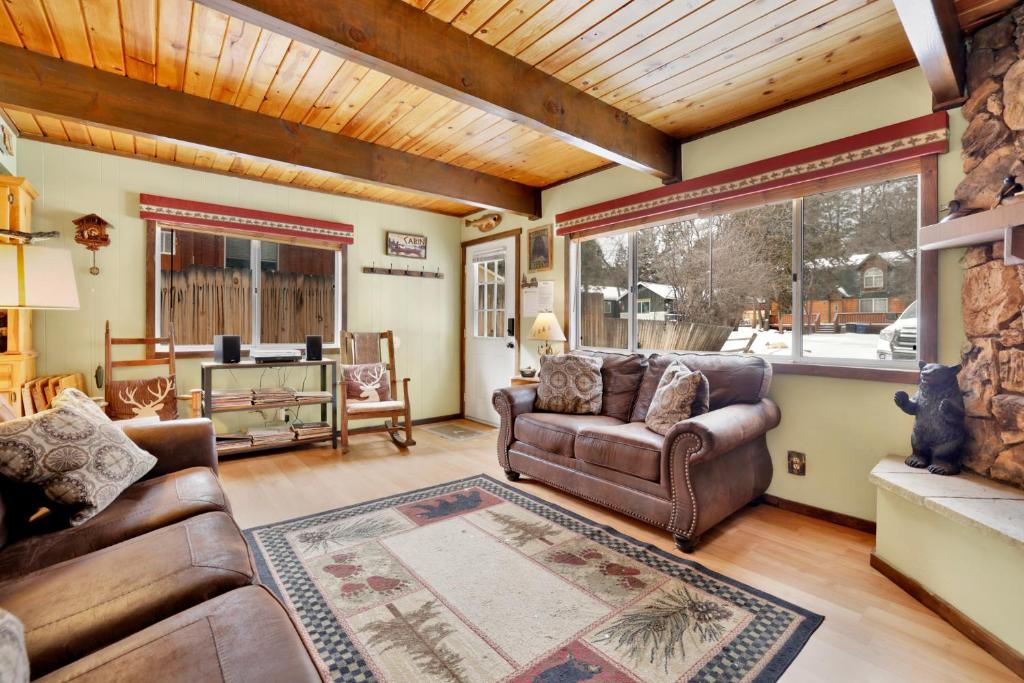 Crazy Bear Cabin- Cozy Modern Sugarloaf Cottage- Smart TVs- Fireplace- BBQ- Pets photo 3