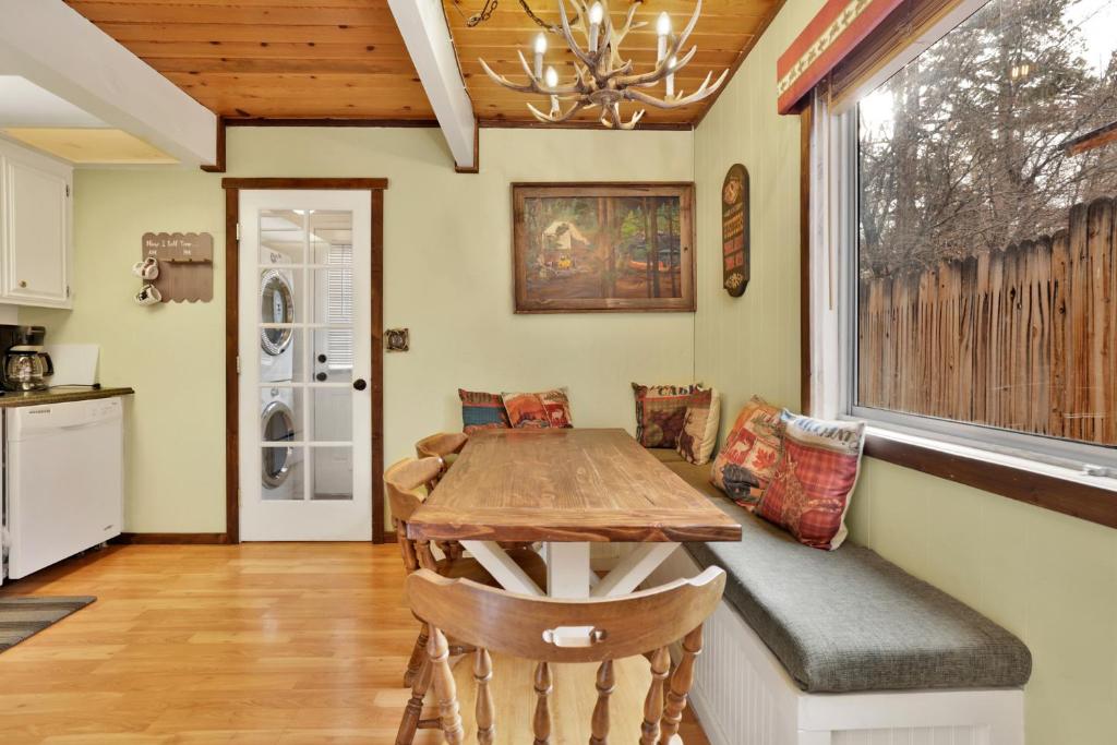 Crazy Bear Cabin- Cozy Modern Sugarloaf Cottage- Smart TVs- Fireplace- BBQ- Pets photo 4