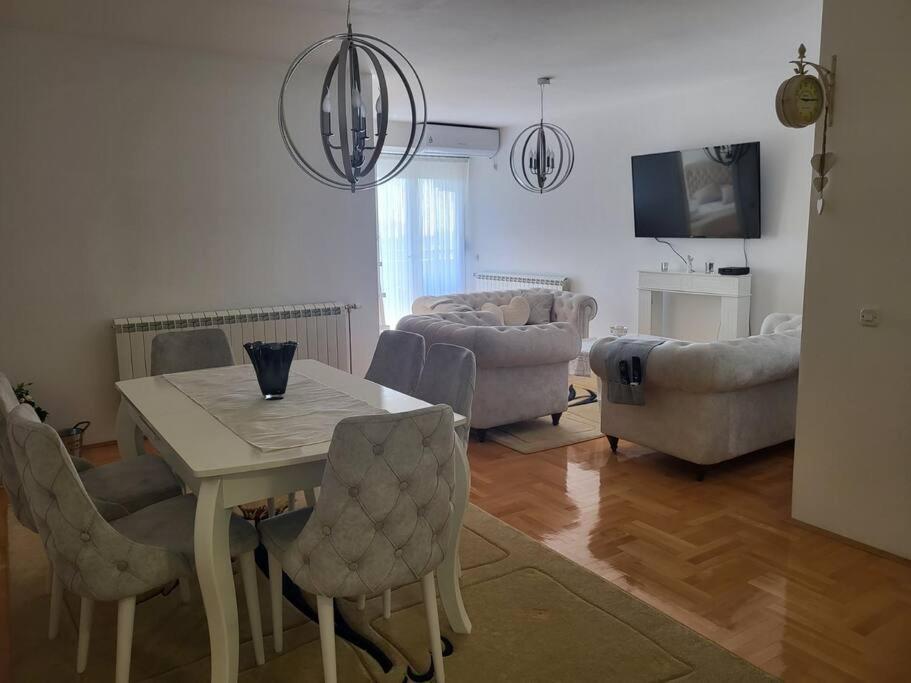 Luxury Central Apartment photo 2
