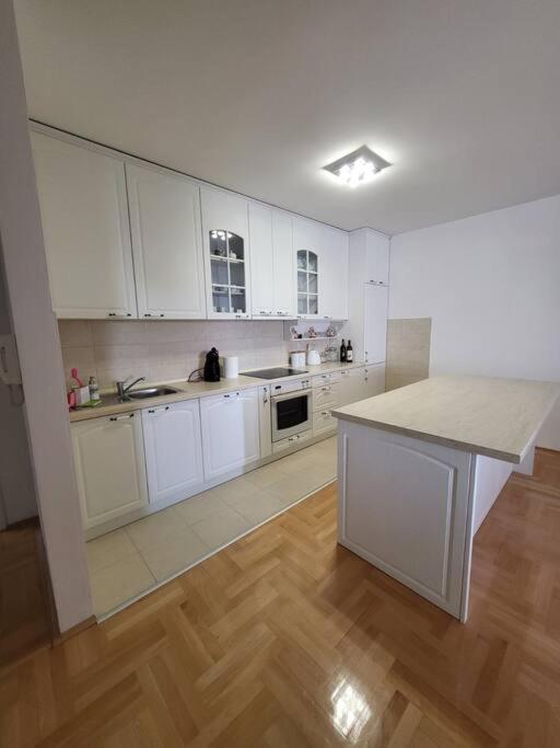 Luxury Central Apartment photo 4