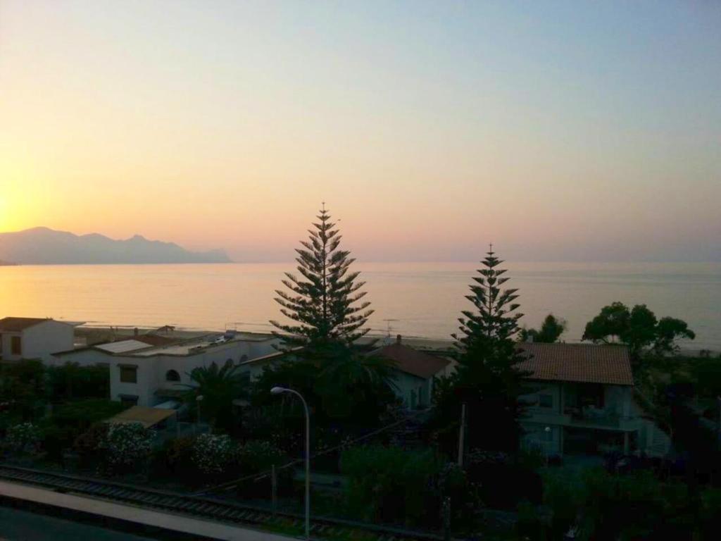 3 bedrooms appartement at Alcamo 100 m away from the beach with sea view enclosed garden and wifi photo 4