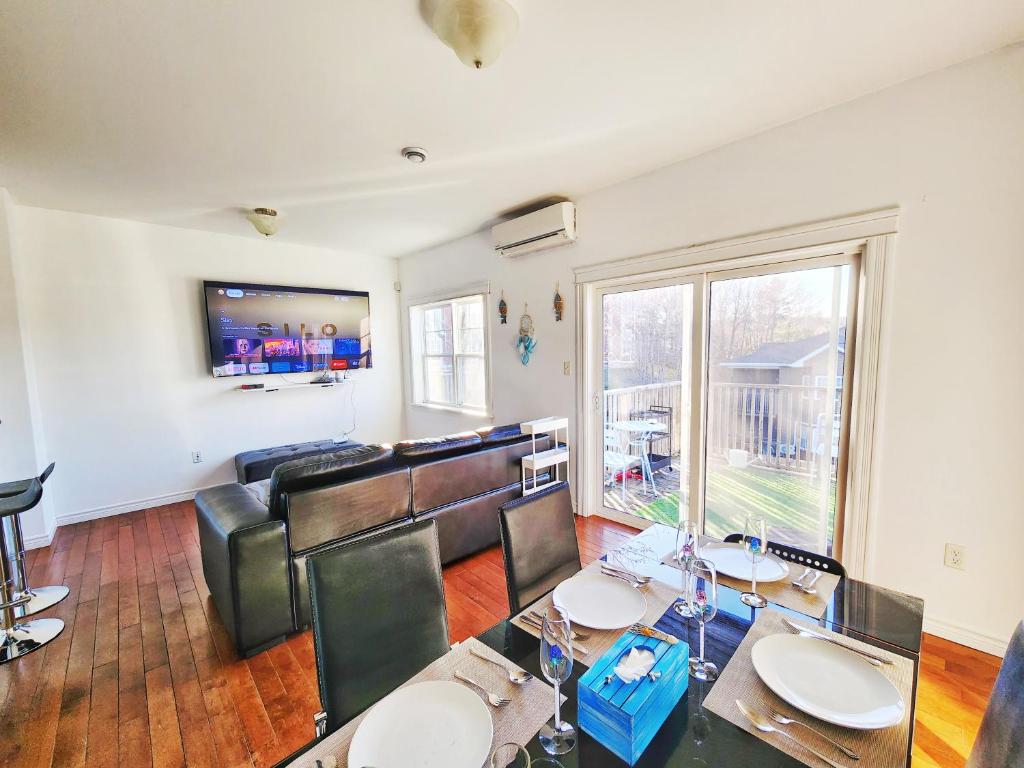 Big 3 bedrooms 2 stories townhouse Near Downtown photo 3