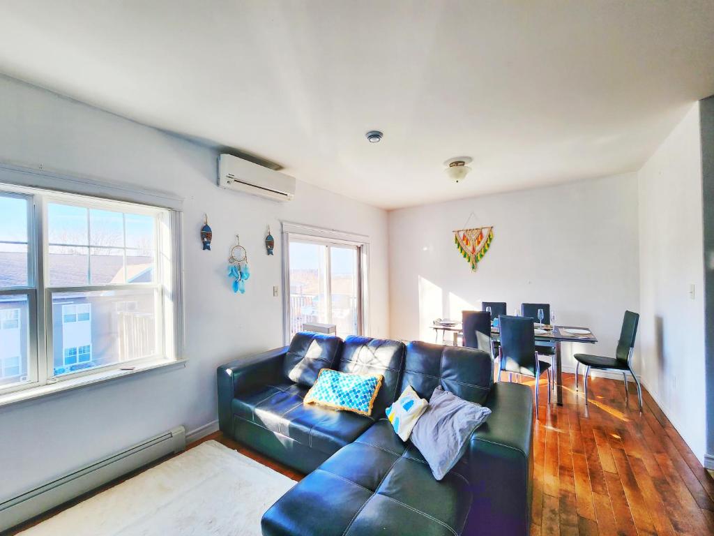 Big 3 bedrooms 2 stories townhouse Near Downtown