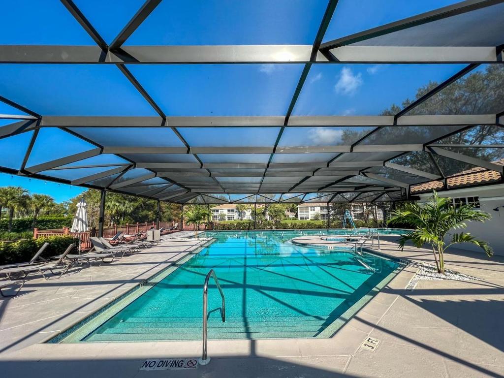 Luxury Condo, gated, 4 mi Vanderbilt Beach, near Mercato photo 1