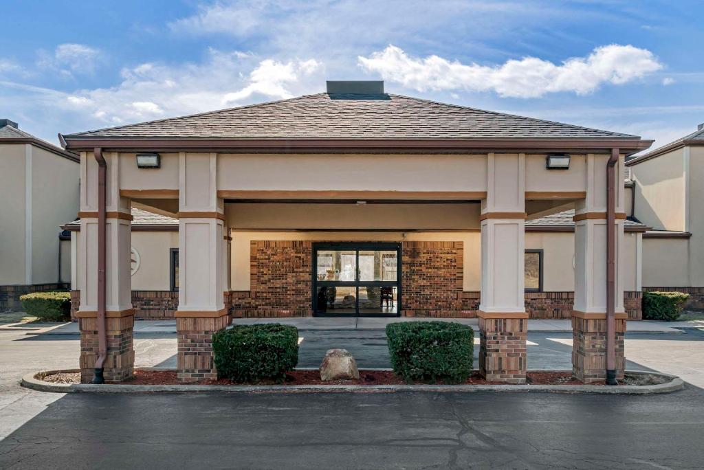 Comfort Inn East image