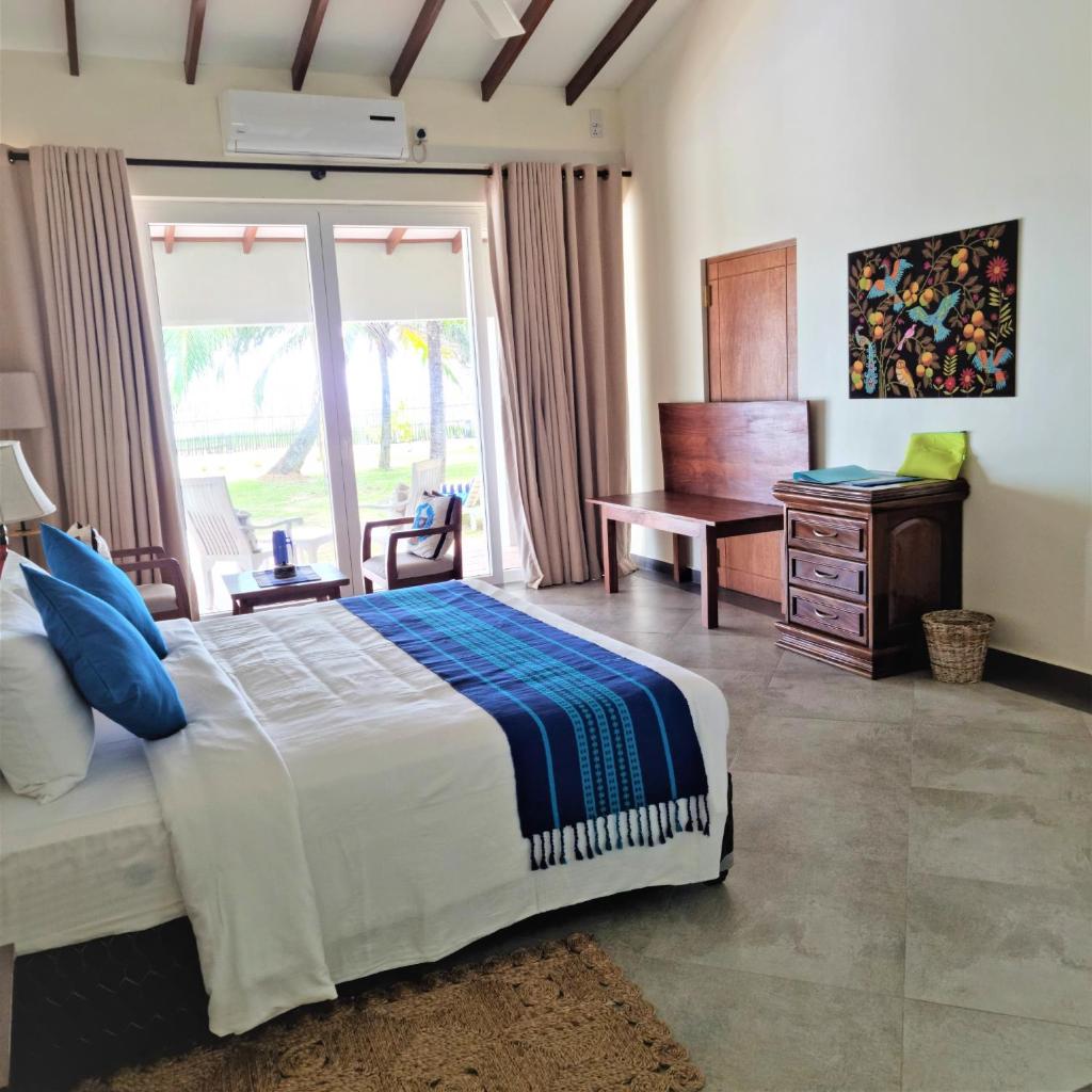 Arhimser Villa-superb 4 bedroom beachfront BB for 8 in Ranna, Tangalle, pool, free pick up for stays of 7 days or more, superb location, fully serviced photo 4