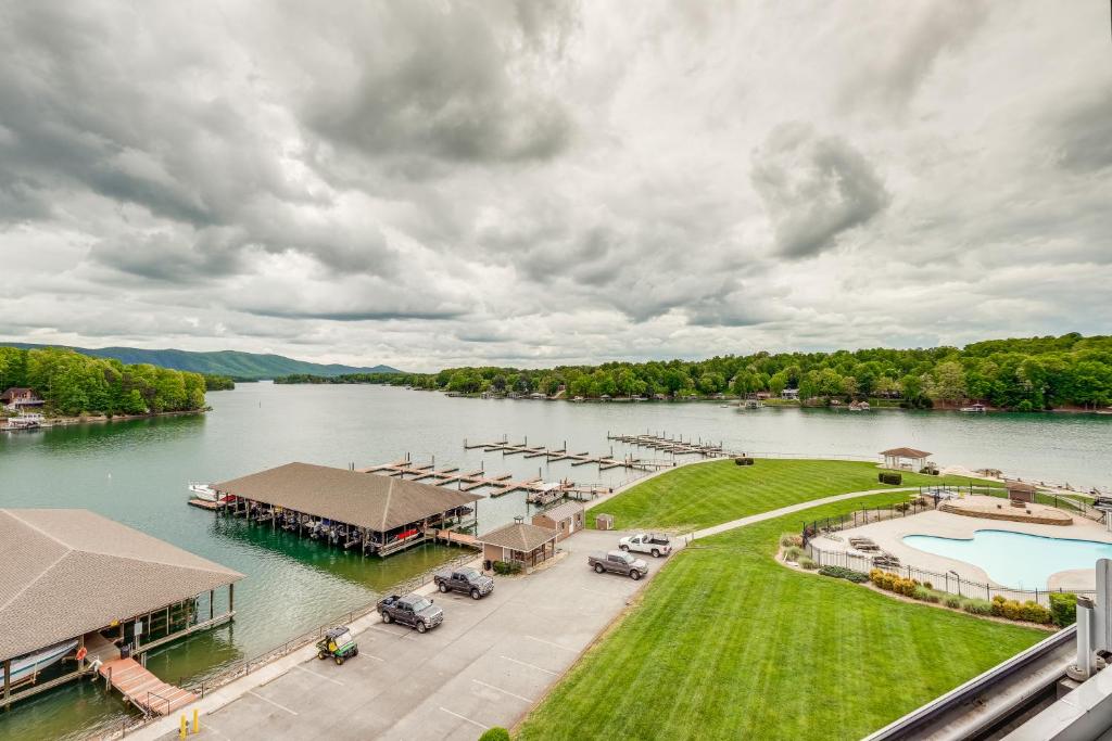 Lakefront Huddleston Condo with Community Pool photo 2