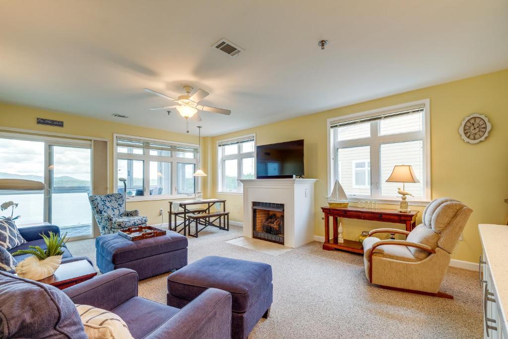 Lakefront Huddleston Condo with Community Pool photo 3