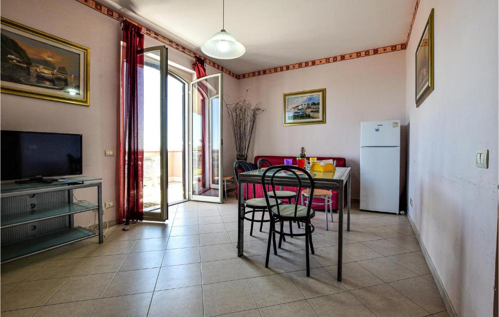 Amazing Apartment In Mascali With Wifi And 2 Bedrooms photo 4