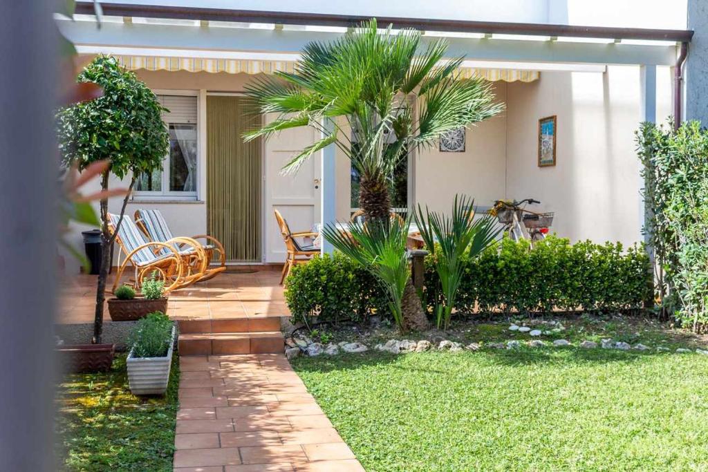 R28 Trilocale con giardino a due passi dal mare photo 1