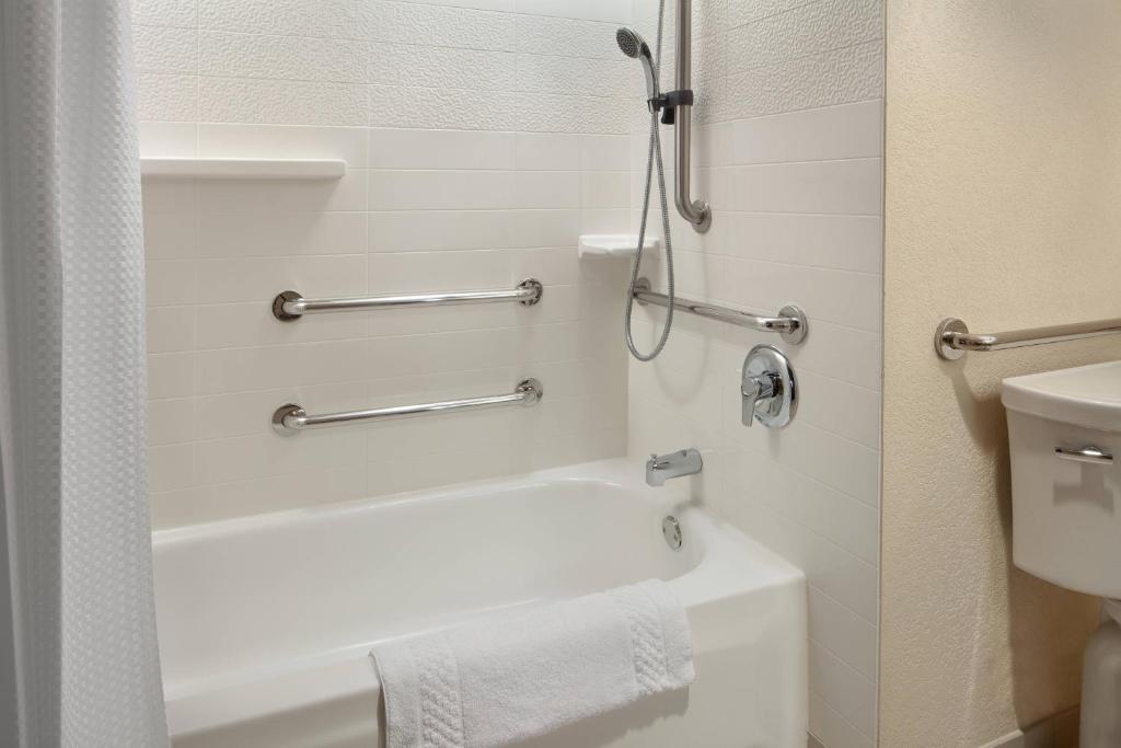 Fairfield by Marriott Anaheim Resort - Tap to explore photos