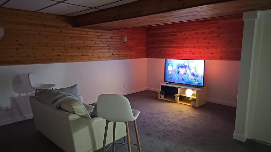 River Park South - 2 Bedroom Basement Suite photo 3
