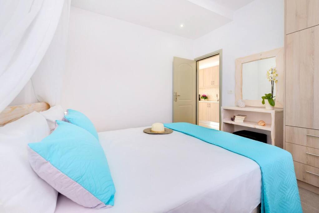 Luxury Vacation Villa Irene with private juccuzi, Santorini