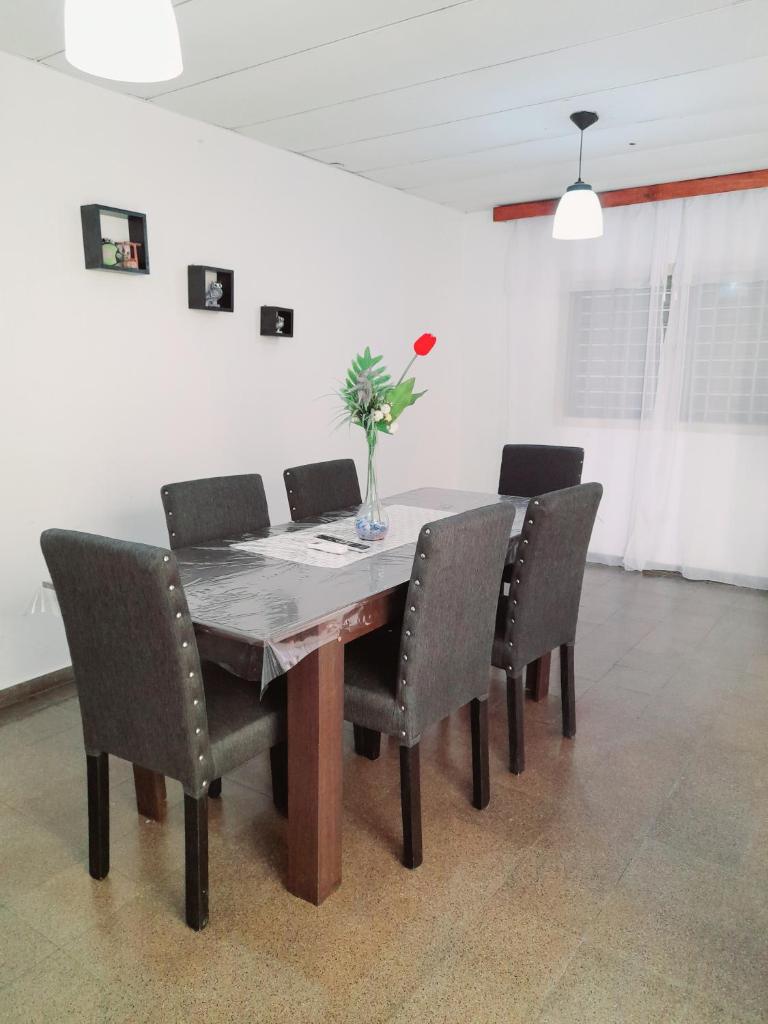 "Village" Amplia CASA boutique con parrilla y 2 garages