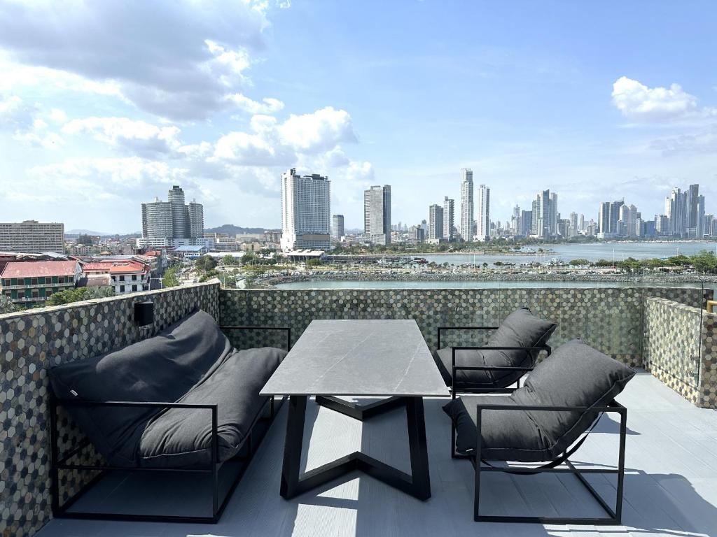 AmazINN Places Penthouse Deluxe, Skyline and Private Rooftop photo 3