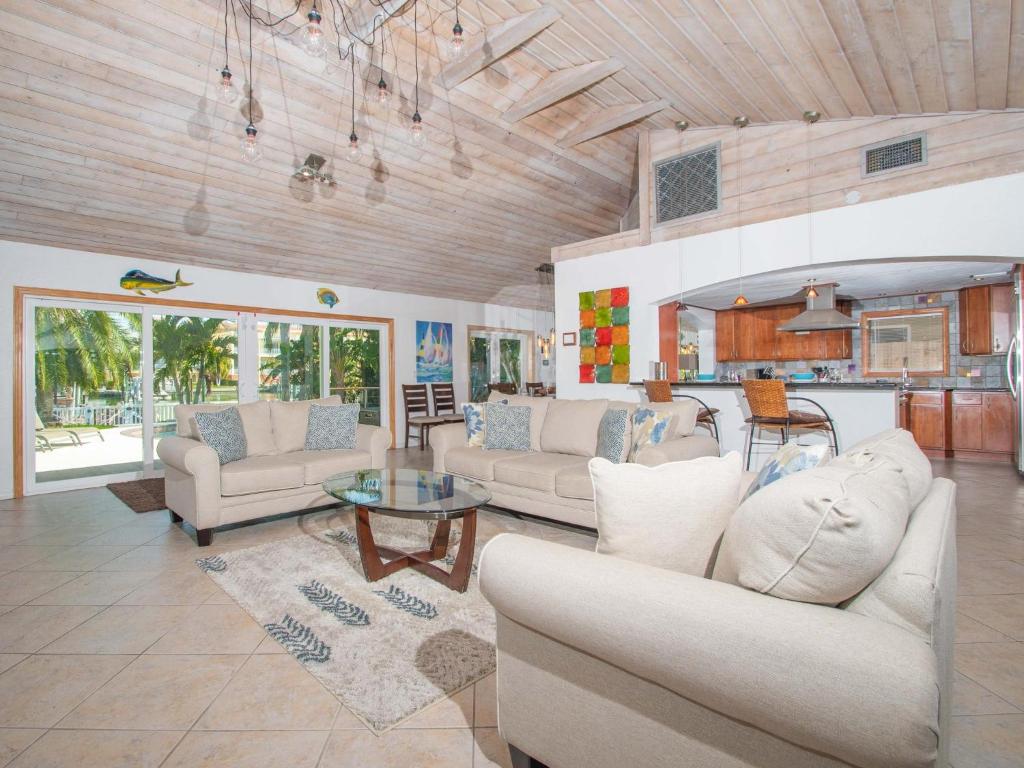 Bay Breeze House Waterfront home with pool photo 2