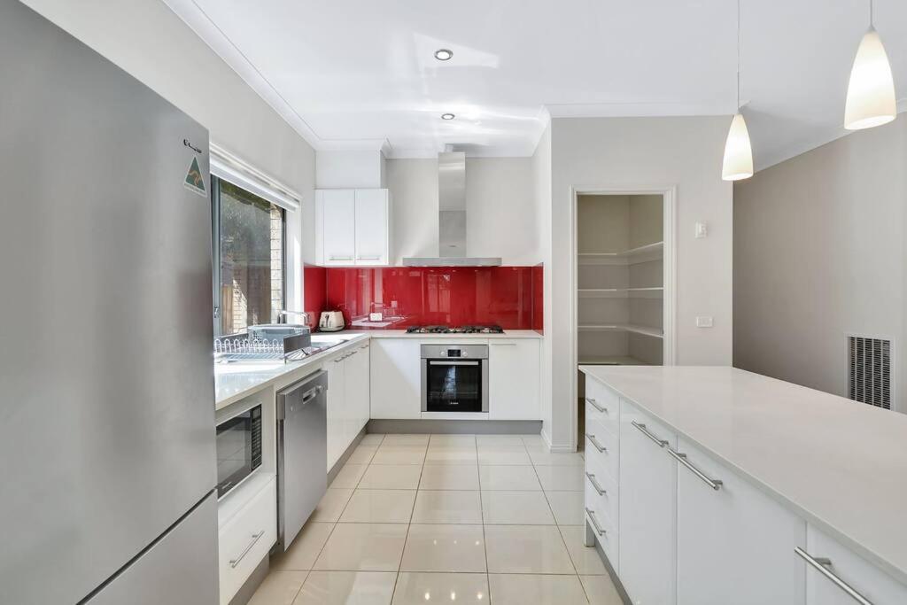 Spacious 4BR House In Great Location photo 3