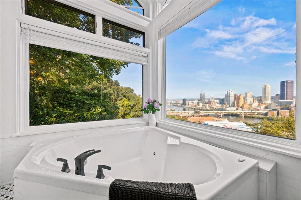 Stunning views from stylish 3-bedroom home photo 1