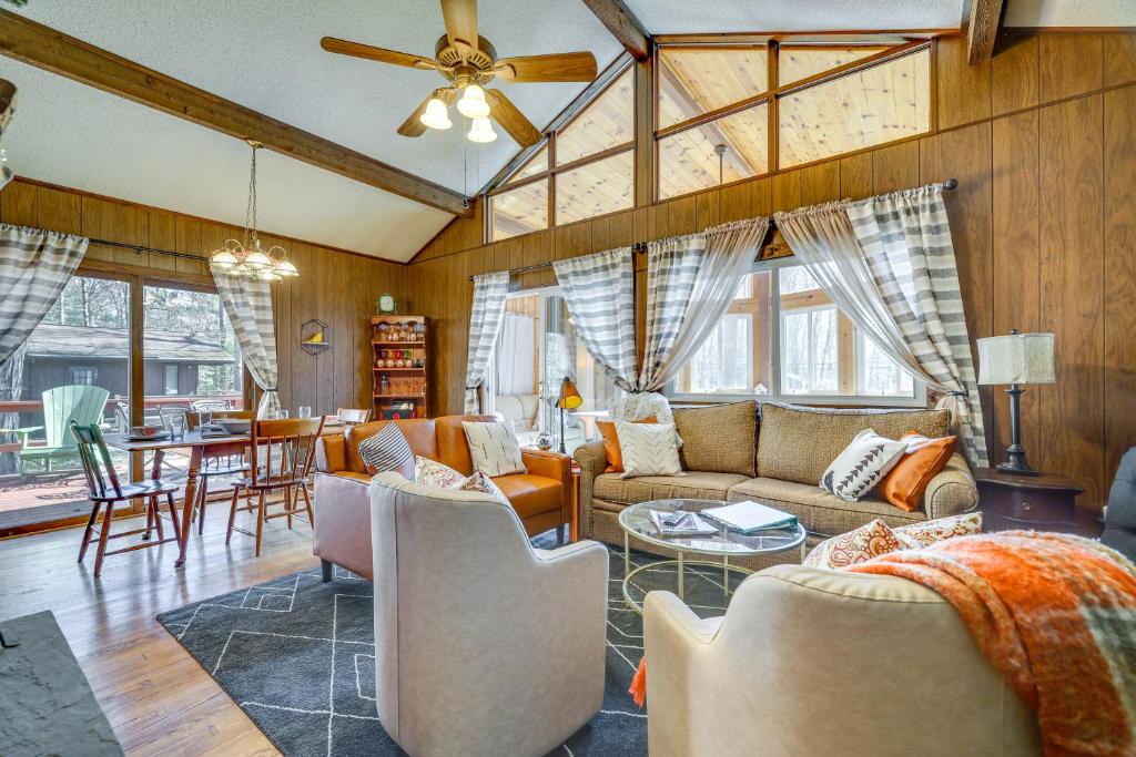 Cozy Pocono Lake Cottage with Fire Pit and Ping Pong!