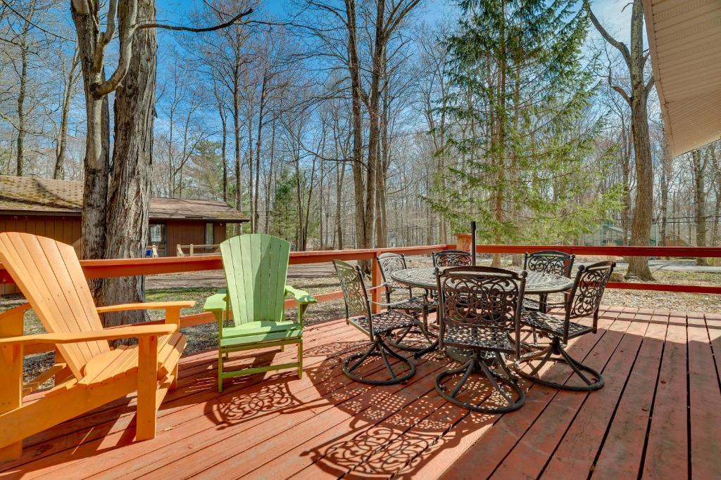 Cozy Pocono Lake Cottage with Fire Pit and Ping Pong! photo 2