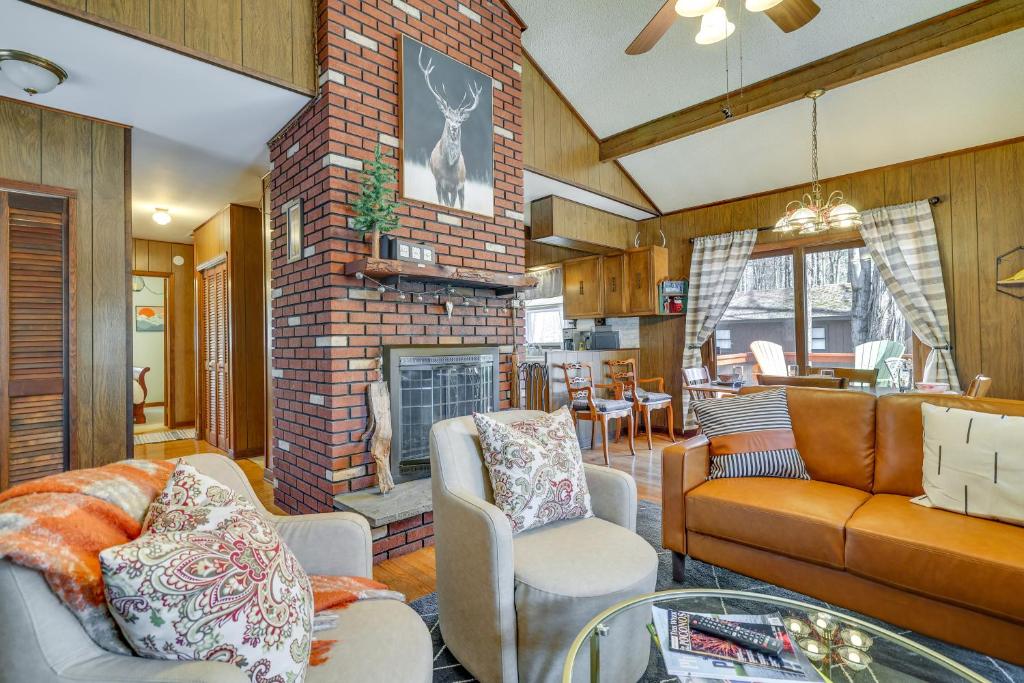 Cozy Pocono Lake Cottage with Fire Pit and Ping Pong! photo 4