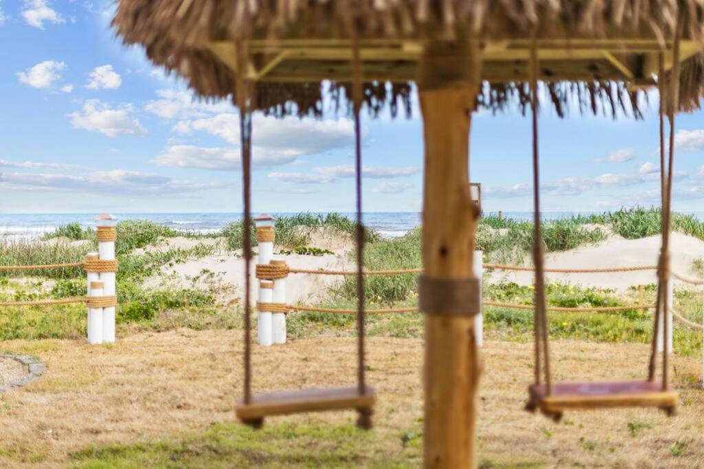 Beachfront oasis! Hot tub, gameroom, double deck!! photo 3