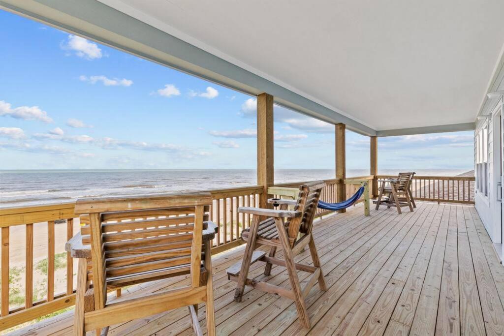 Beachfront oasis! Hot tub, gameroom, double deck!! photo 2