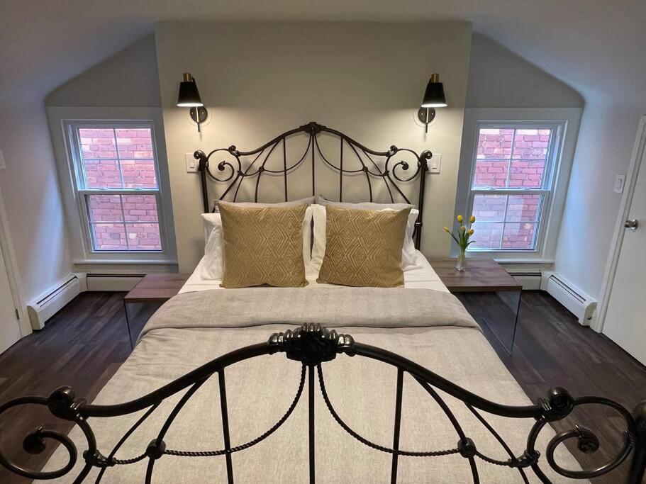 BEAUTIFUL 3 BDRM HERITAGE HOME-MINS TO DOWNTOWN photo 1