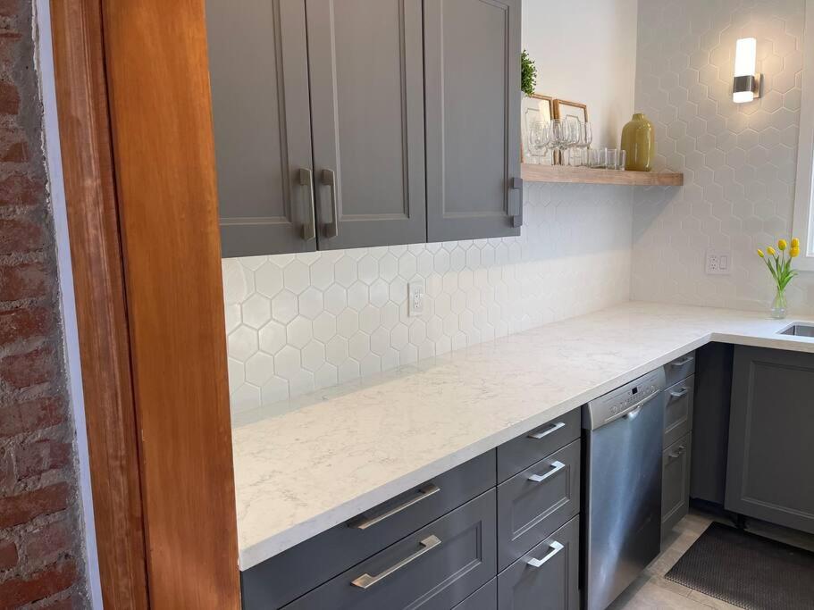 BEAUTIFUL 3 BDRM HERITAGE HOME-MINS TO DOWNTOWN photo 2