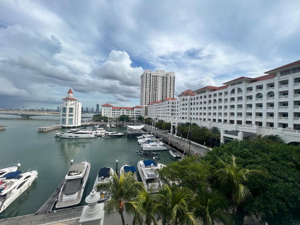 2Beds Seaview Straits Quay comes with Carpark and Hothub photo 1