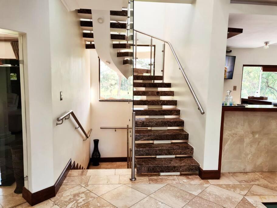 The Villa Luxe Hartbeespoort Spacious Golf & Wildlife Estate photo 4