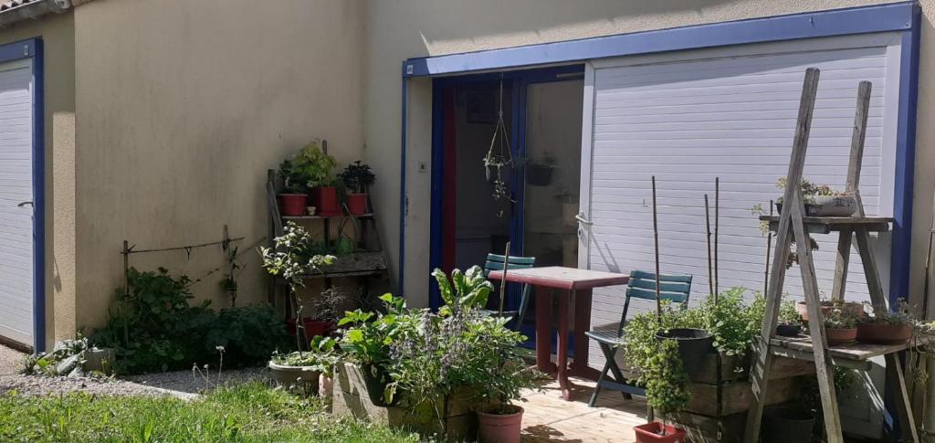 grand studio de plein-pied quartier calme proche centre
