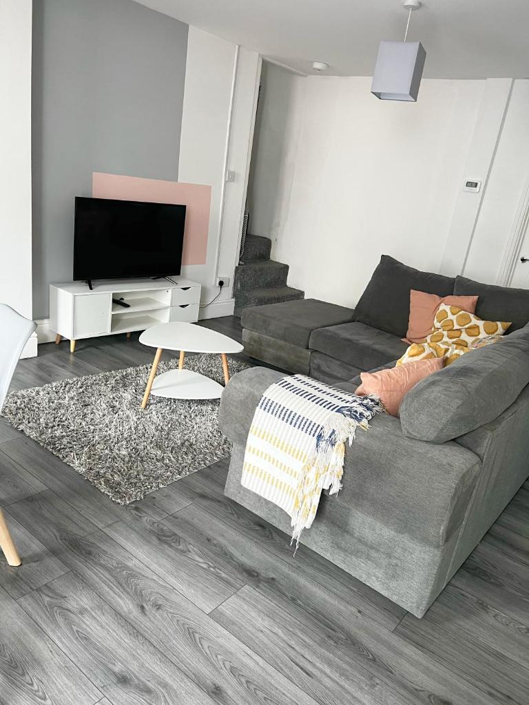 Cozy Cribs near Zipworld, Dare Valley Bike Park, Pen-y-fan & Four Waterfalls Walk