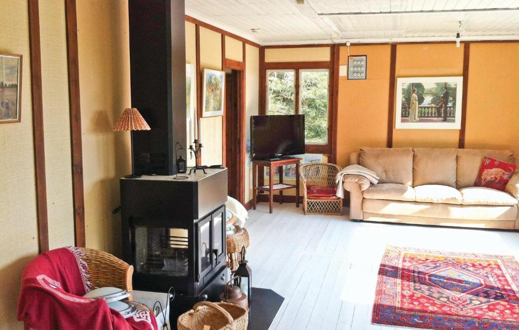Nice Home In Ljungskile With 5 Bedrooms And Wifi photo 2