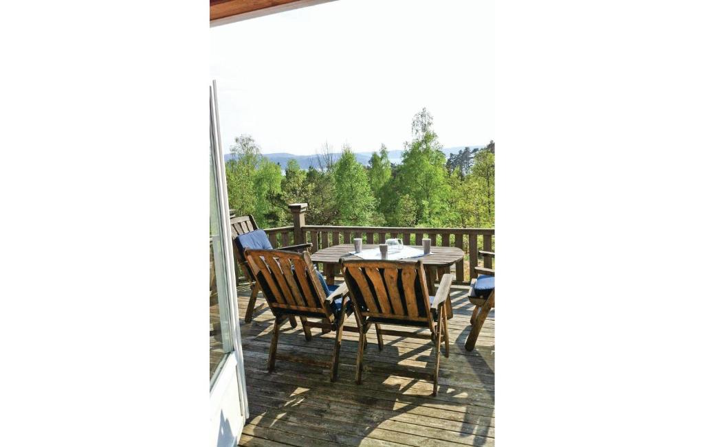 Nice Home In Ljungskile With 5 Bedrooms And Wifi photo 4
