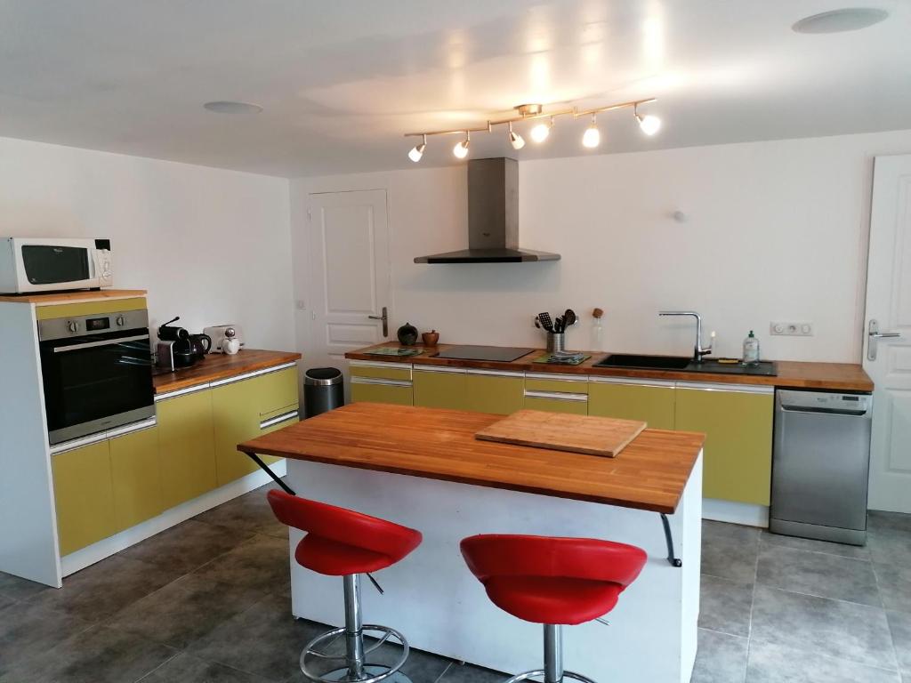 Maison renovee en pierres séjour spacieux avec jardin et terrasse aménagée près Omaha beach & Bayeux à 5mn de la mer tous commerces photo 3
