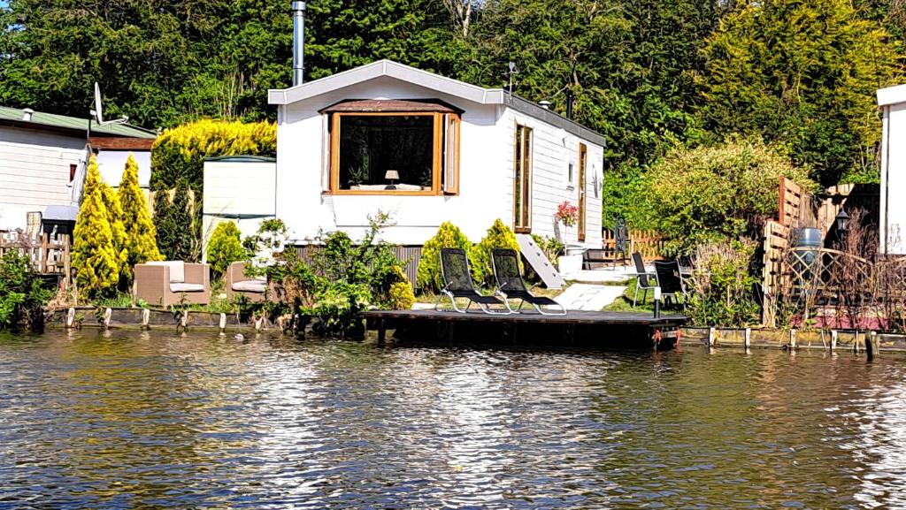 Het witte chalet aan het water van monumentaal fort photo 1