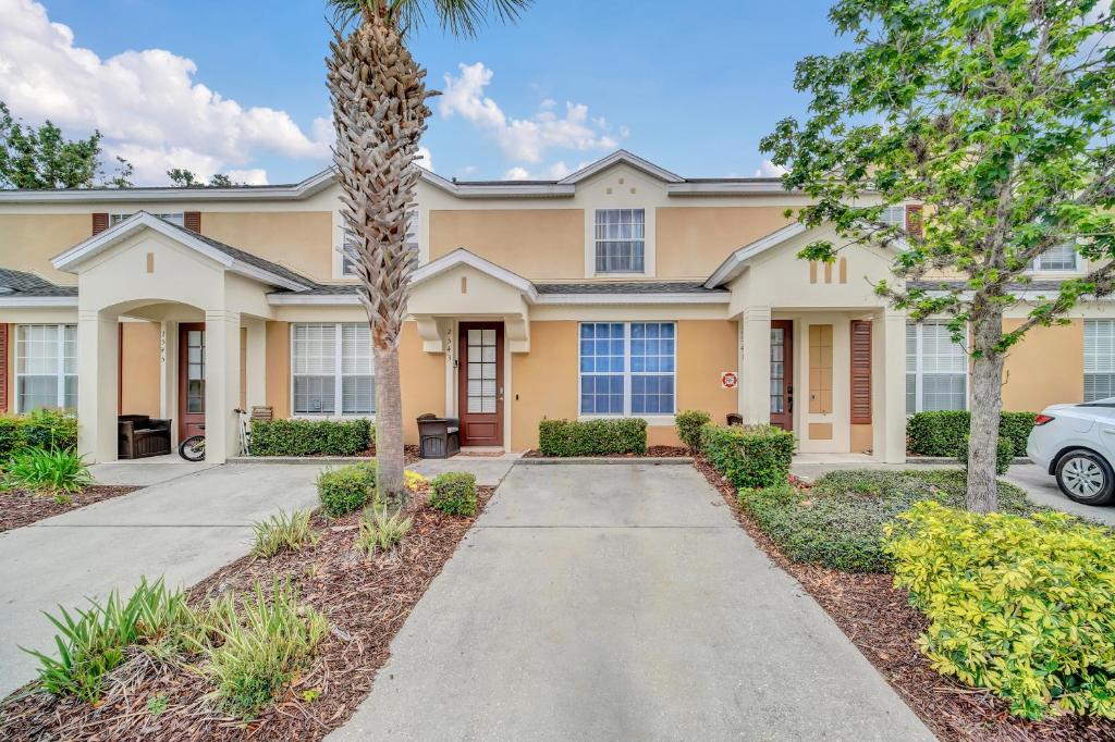 Townhome near Disney with pool Magic and Fun at Windsor