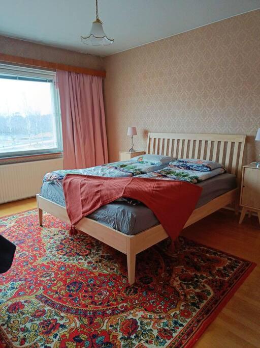 Iso kolmio, mahtavalla jokinäkymällä photo 3