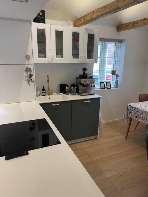 Hyggeligt lille byhus lige mellem havnen og bytorv photo 1