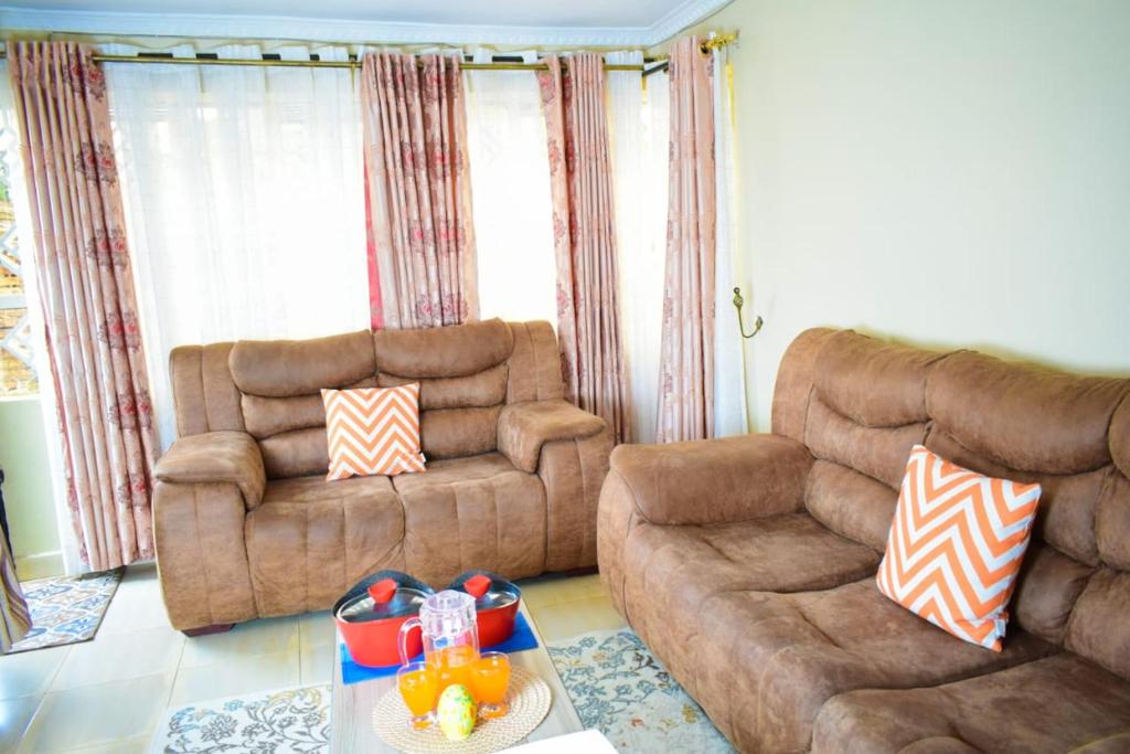 Cozy 2 bedroom in a family home photo 3