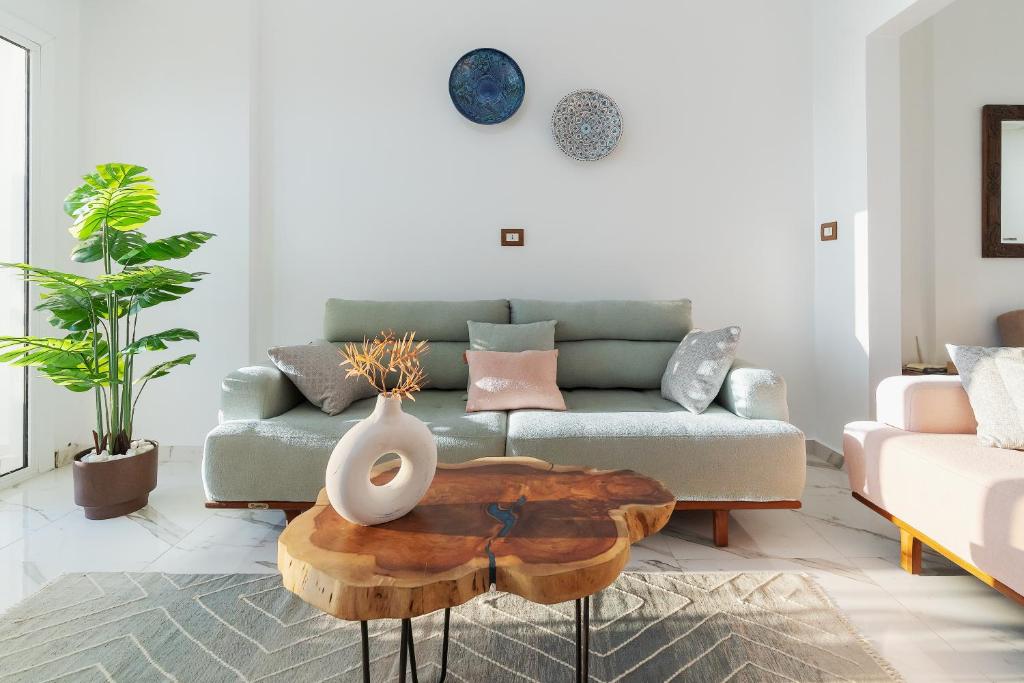 Lovely Seaview Condo in Saba Pasha
